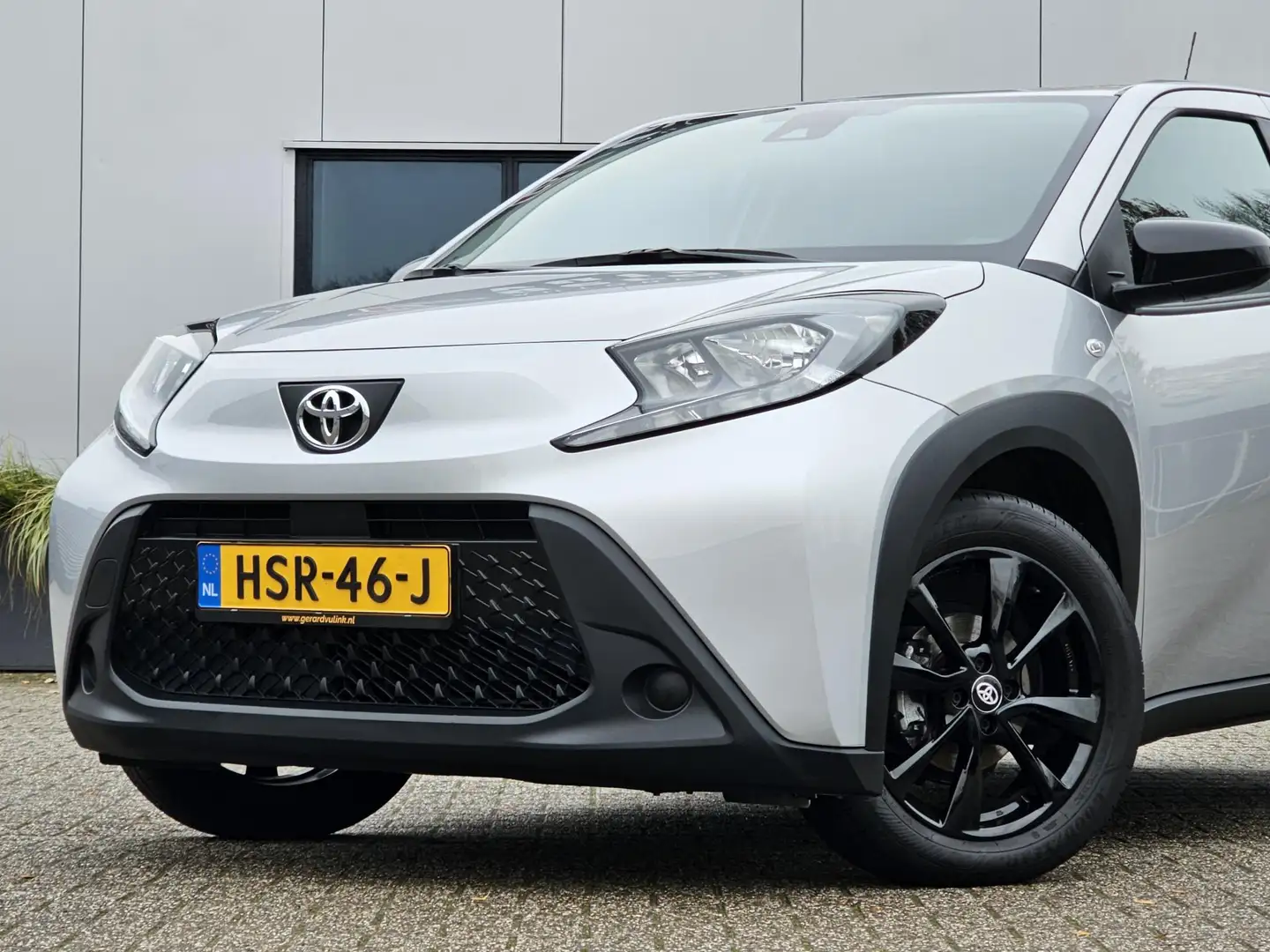 Toyota Aygo X 1.0 VVT-i Play ADAPTIVE CRUISE APPLE CARPLAY Grijs - 2