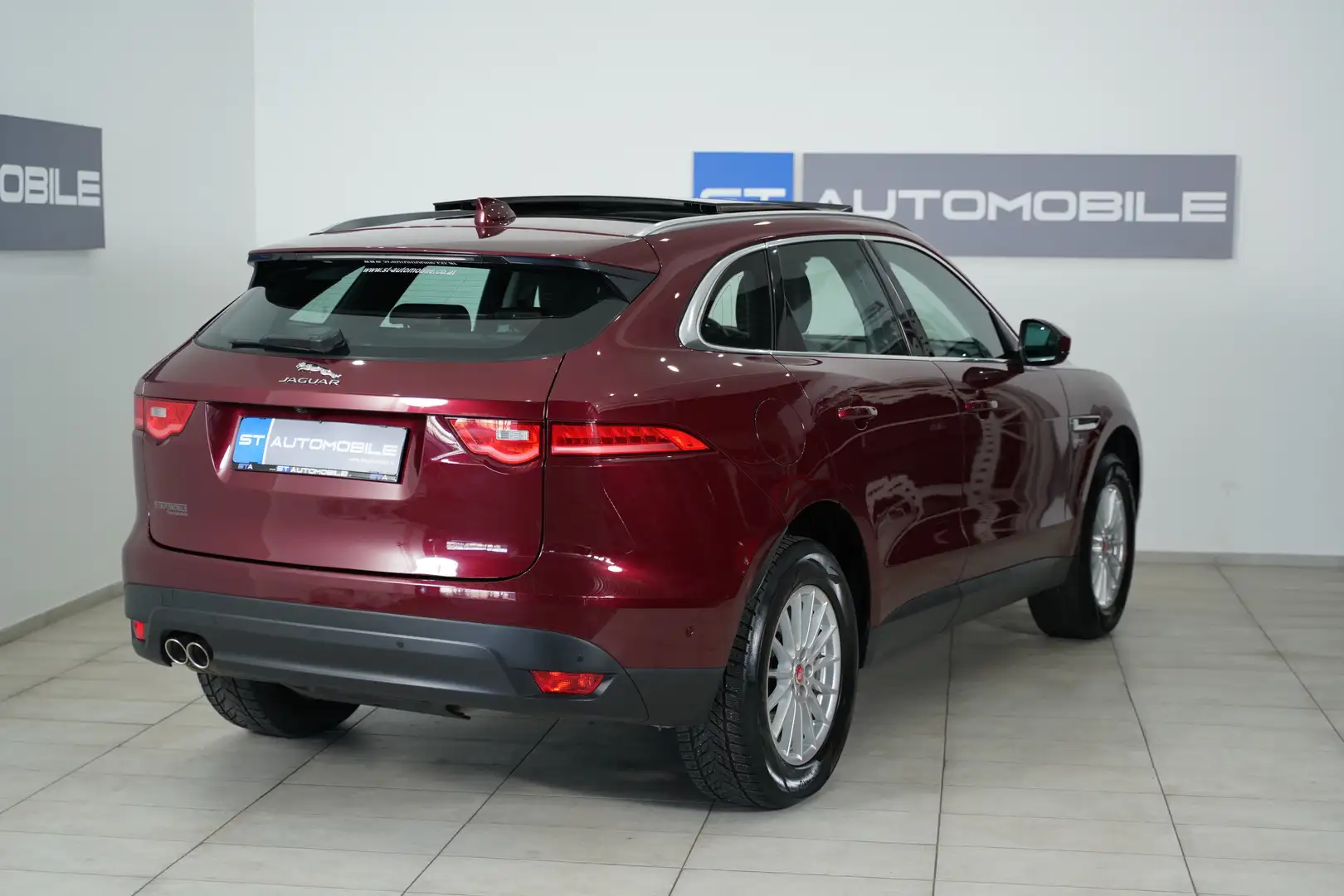 Jaguar F-Pace 20d AWD Portfolio Aut.// PANORAMADACH // NAVI // Rot - 2
