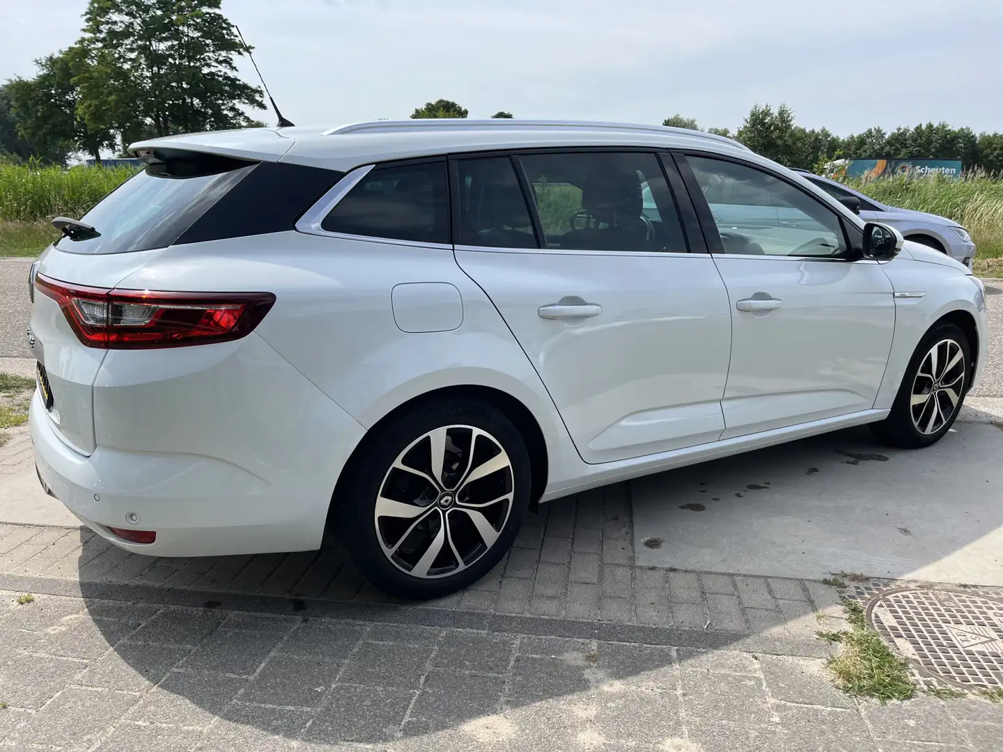 Renault Megane Estate 1.3 TCe 140 PK Bose /Dealer onderhouden/ St Wit - 2