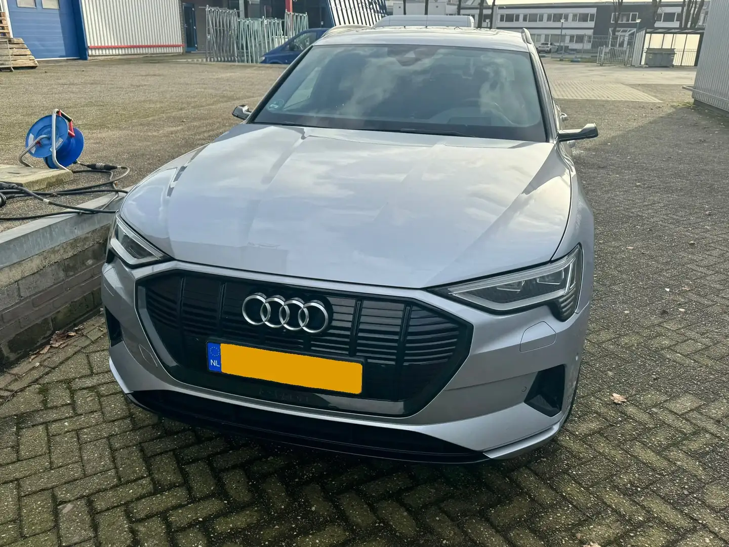 Audi e-tron 55Q srebrna - 1