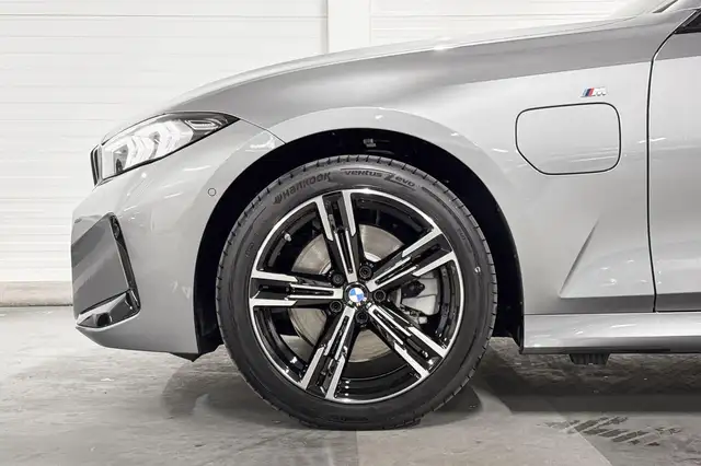 BMW 3 Series view 4