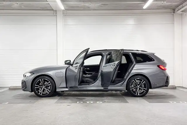 BMW 3 Series view 3