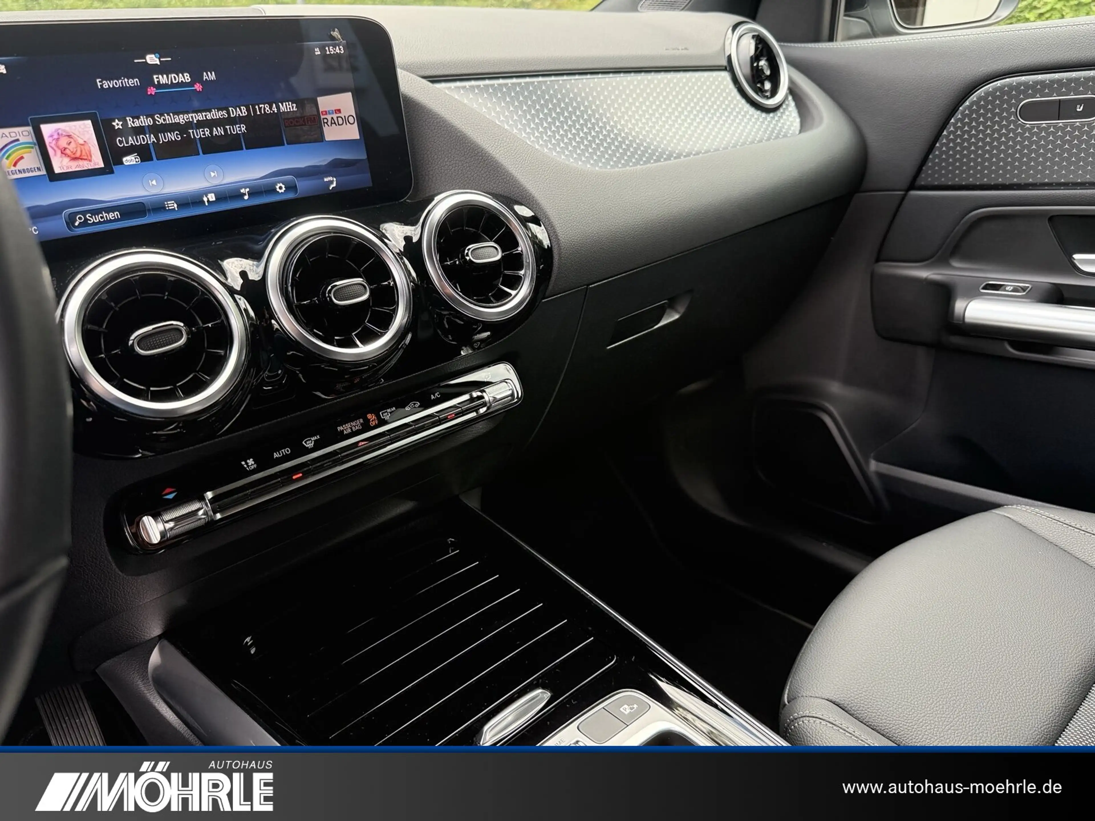 Mercedes-Benz GLA 180 GLA 180 Progressive Line Advanced Kamera LED Klima — photo 8