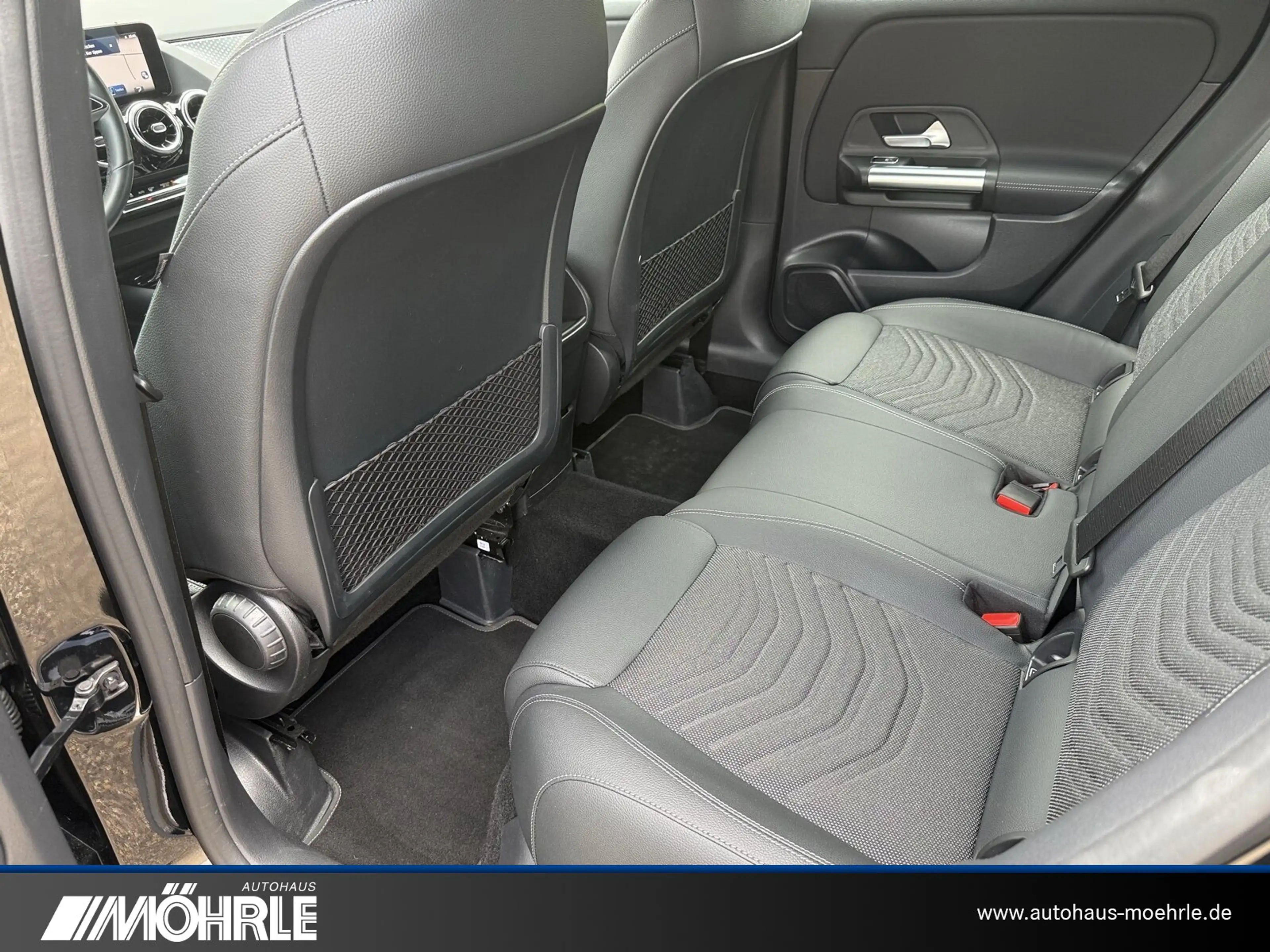 Mercedes-Benz GLA 180 GLA 180 Progressive Line Advanced Kamera LED Klima — photo 11