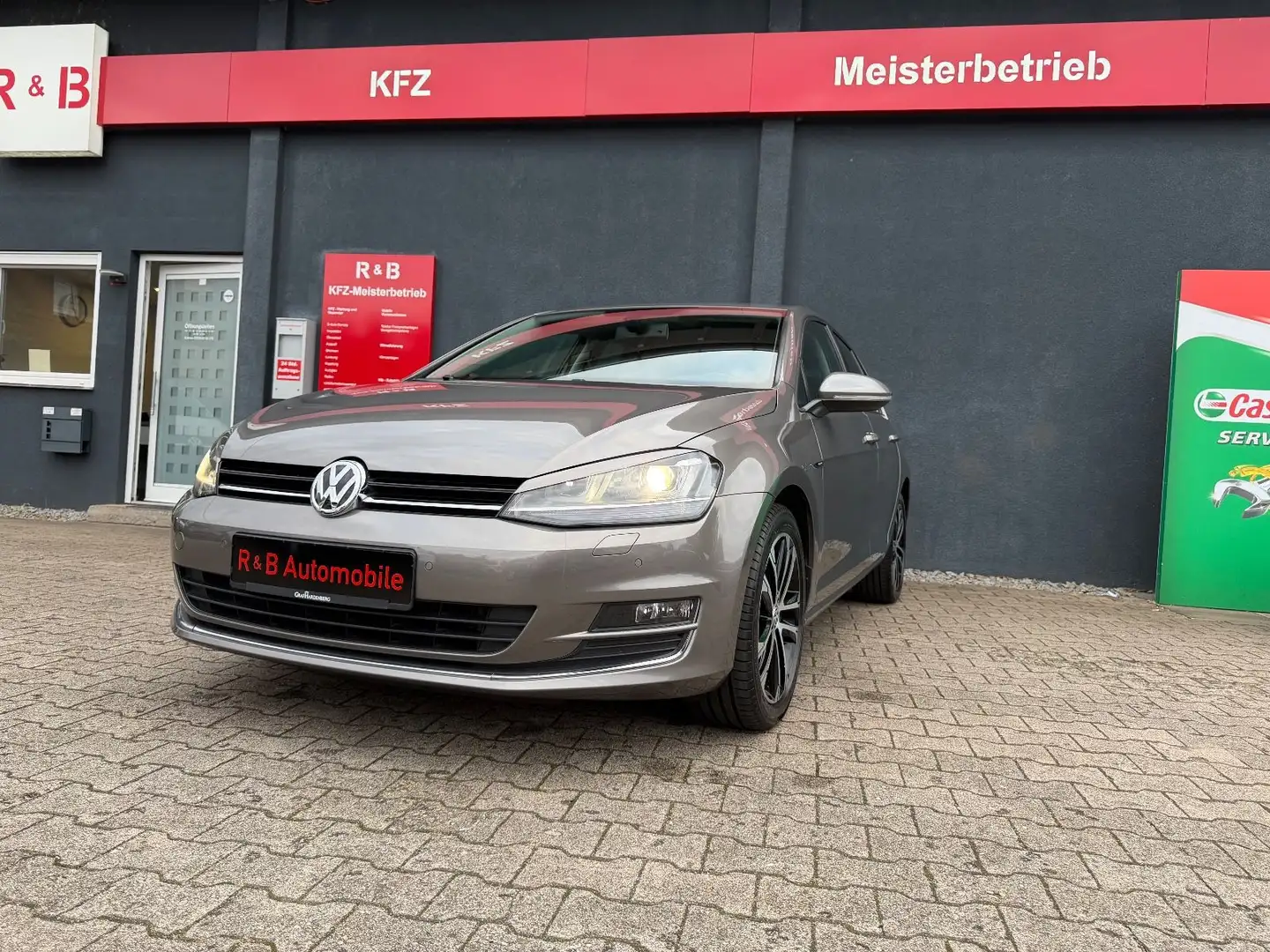 Volkswagen Golf VII Lim. Lounge BMT*150*PS*Led*Navi*ACC*Asi Grau - 1