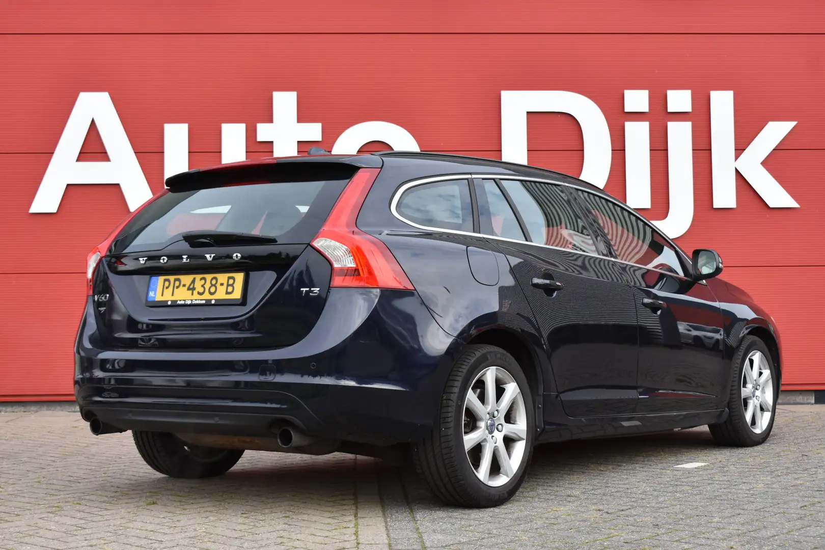 Volvo V60 1.5 T3 Momentum Automaat | Bi-Xenon/LED | Navi | C Blau - 2