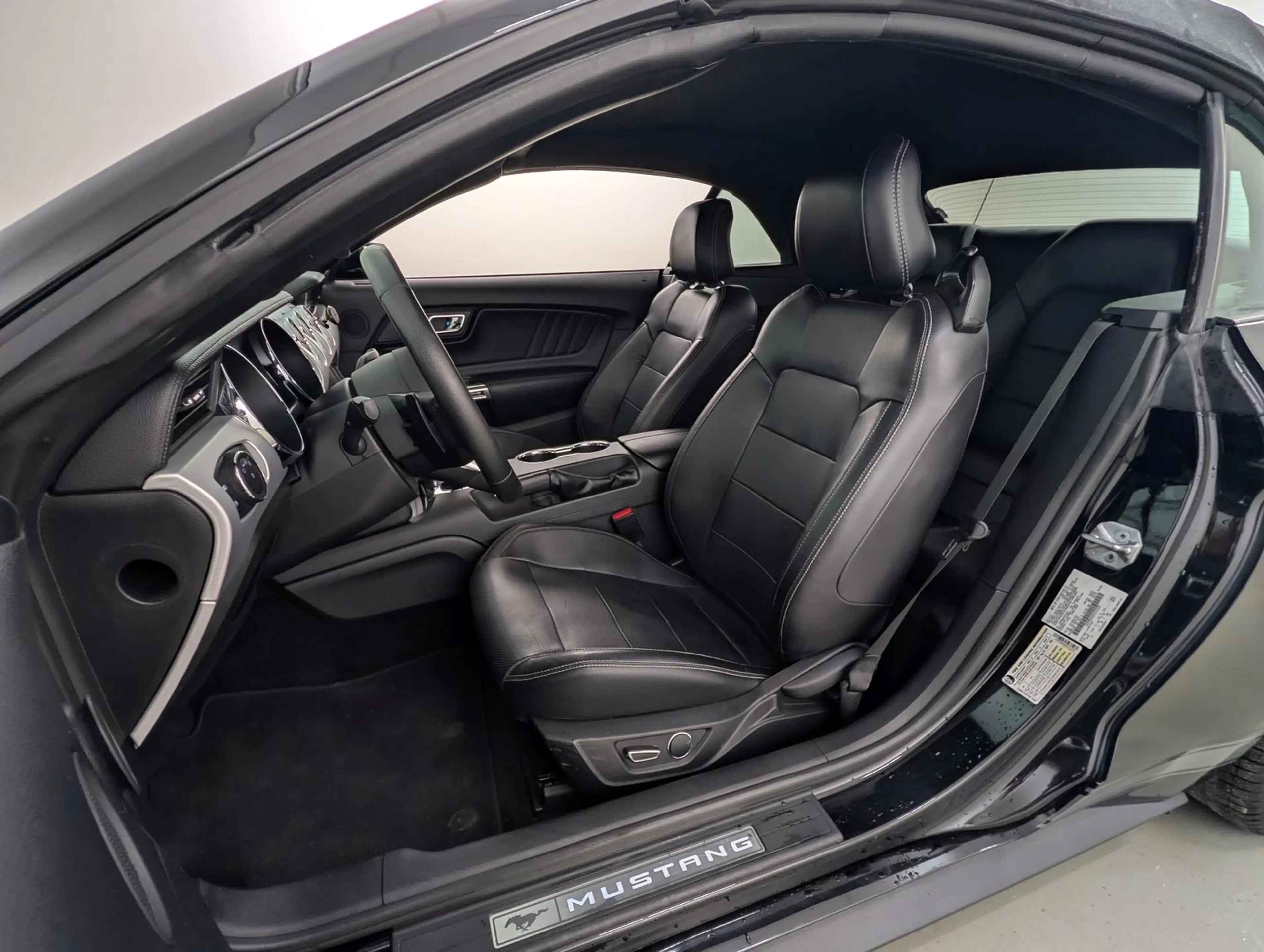 Ford Mustang 2.3 EcoB Aut Convertible SitzKlima+Kam — photo 12