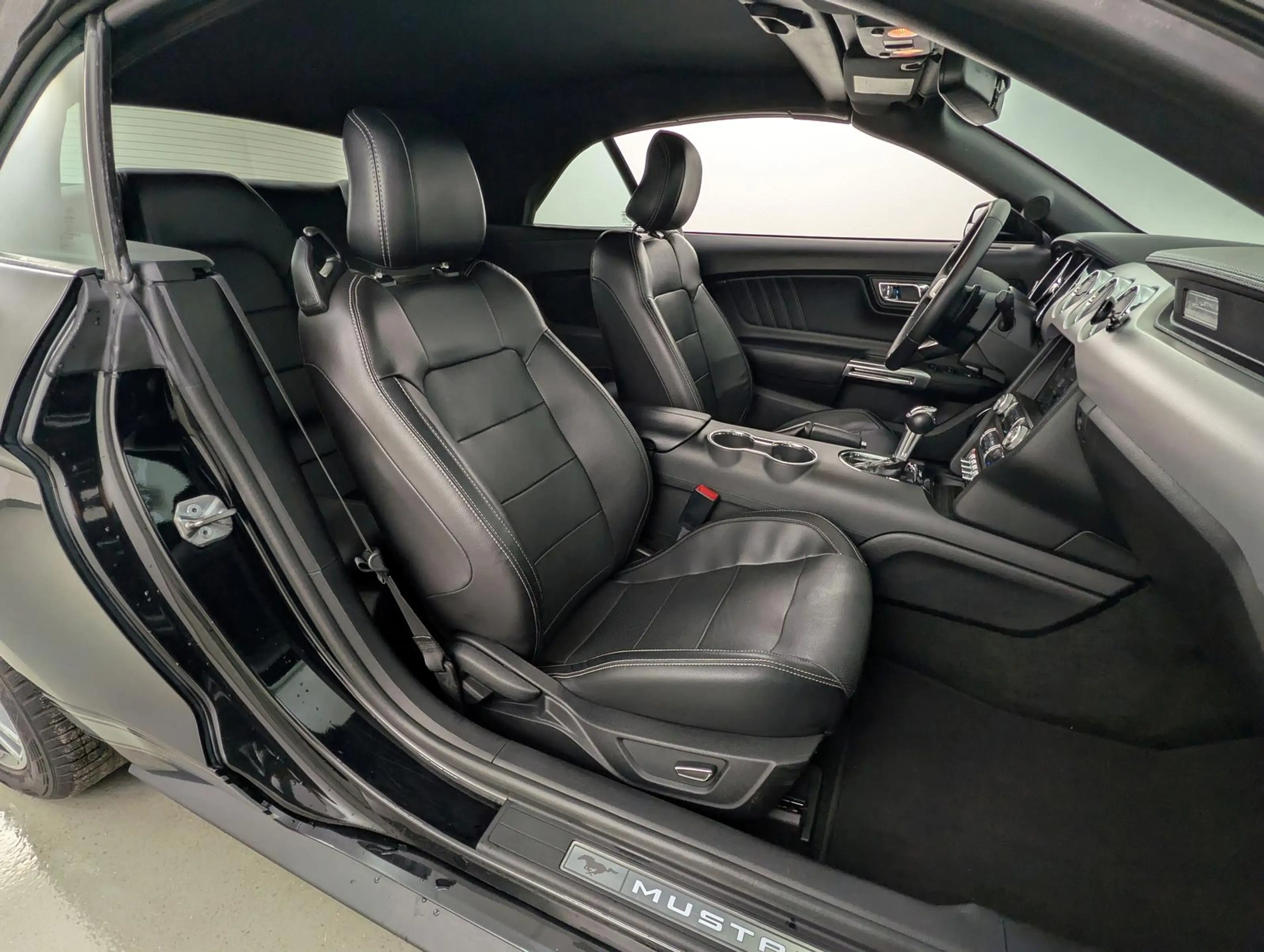 Ford Mustang 2.3 EcoB Aut Convertible SitzKlima+Kam — photo 13