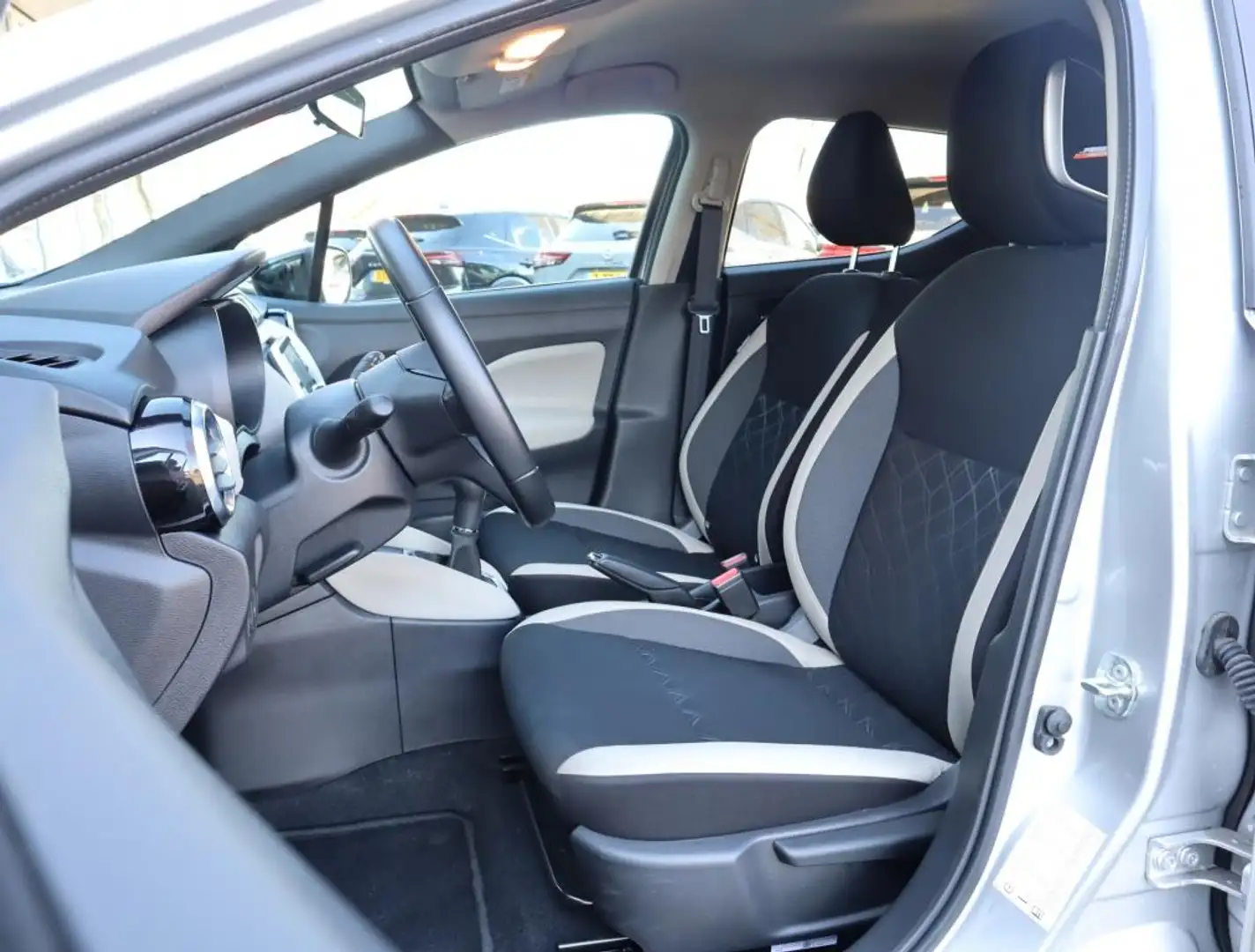 Nissan Micra 1.0 IG-T N-Design / Navigatie / Bose / parkeersens Grijs - 2
