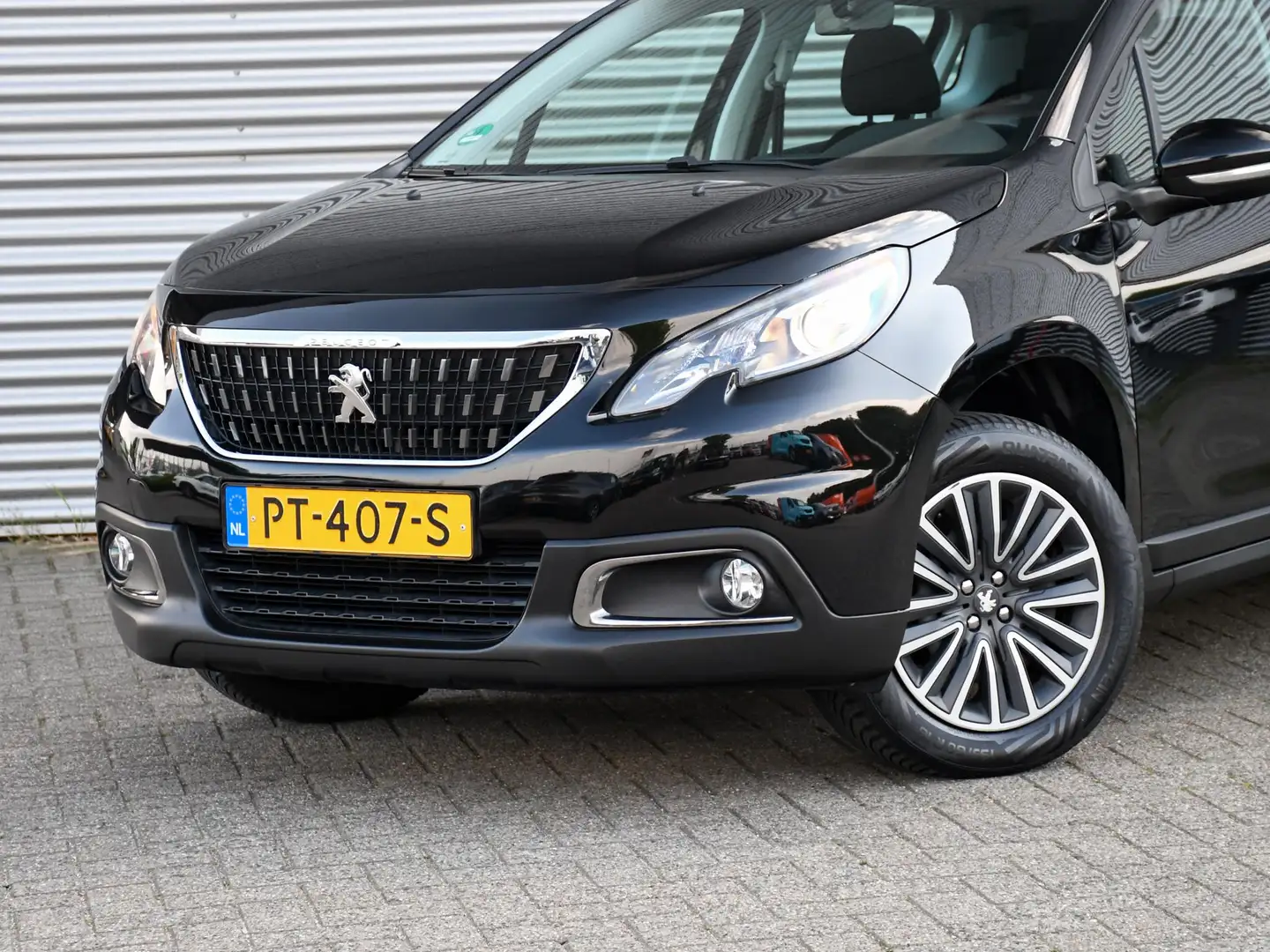 Peugeot 2008 Active 1.2 PureTech 82pk PANO-DAK | CRUISE.C | PDC Schwarz - 2