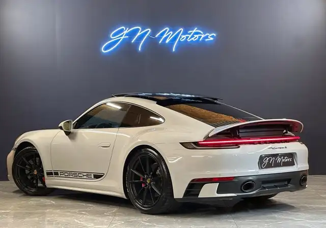 Porsche 911 view 4