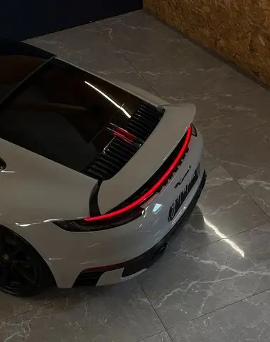 Porsche 911 view 7