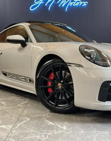 Porsche 911 view 3