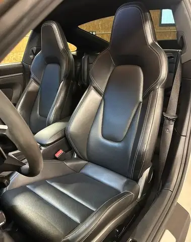Porsche 911 view 8
