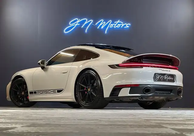 Porsche 911 view 5