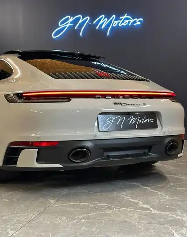 Porsche 911 view 6