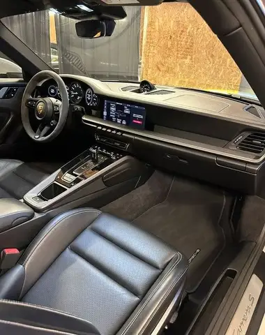 Porsche 911 view 12
