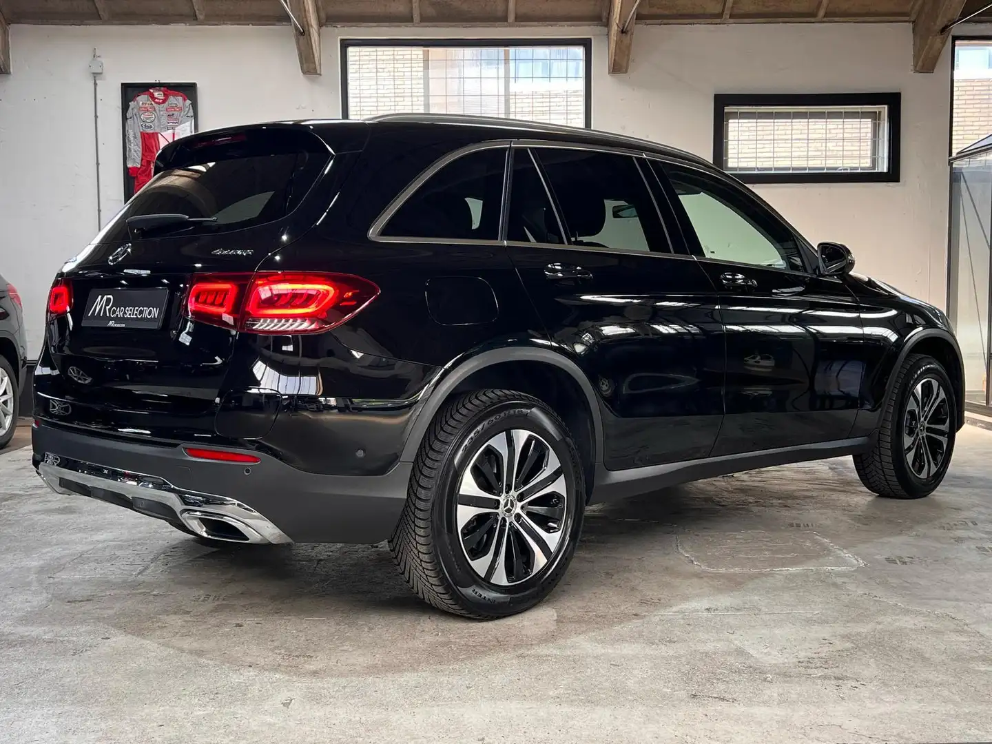 Mercedes-Benz GLC 300 300e 4MATIC Business Solution Zwart - 2