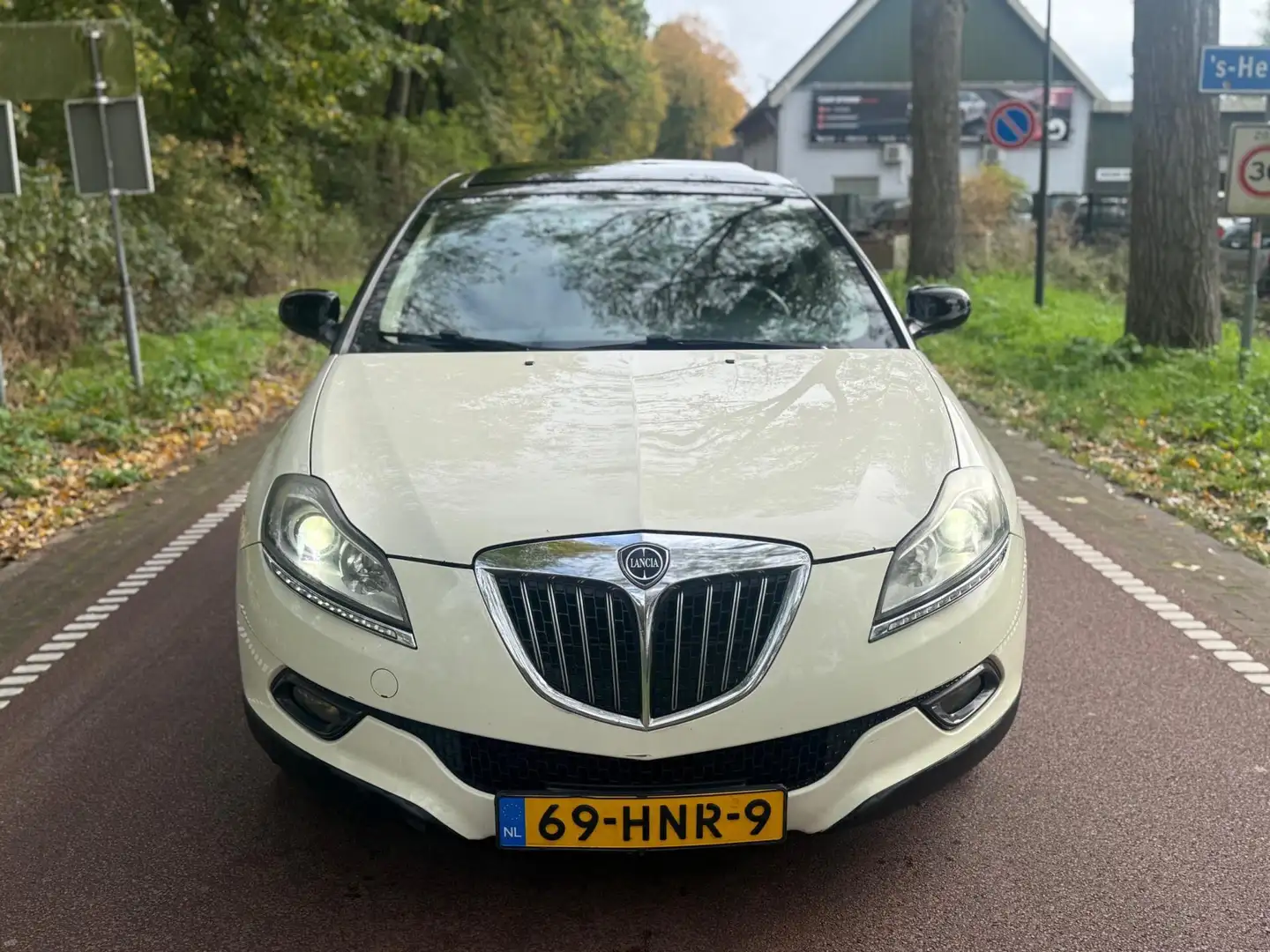 Lancia Delta 1.4-16V Platino PANORAMA!XENON!APK2026!LEDER! Wit - 2