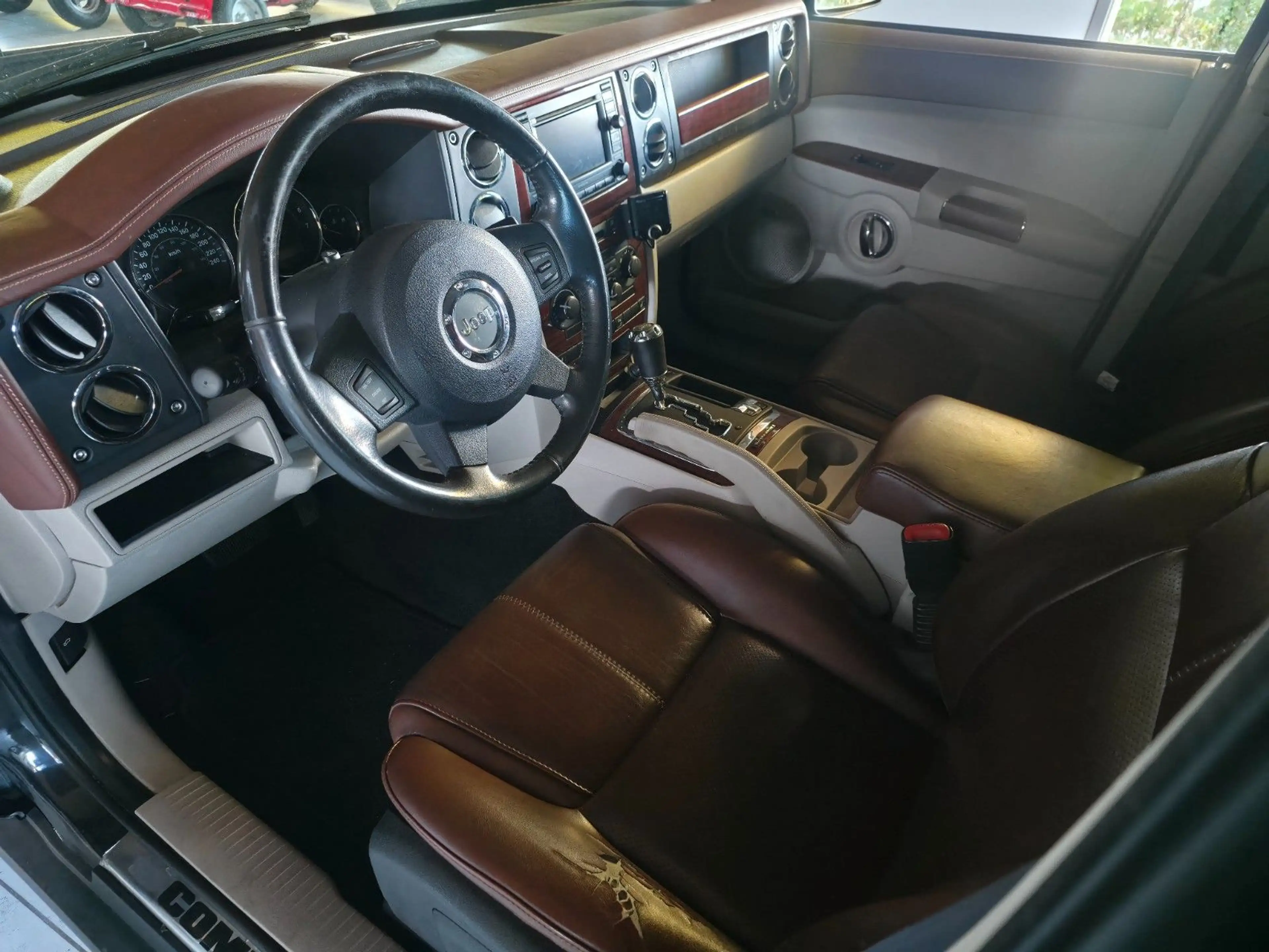Jeep Commander 3.0 CRD Limited AHK 7 Sitze — photo 9