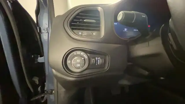 Jeep Renegade view 13