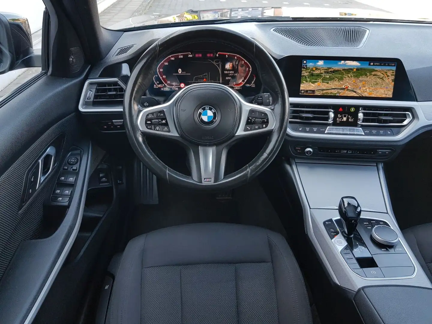 BMW 318 d Advantage (M-Lenkrad/Digital Tacho/H&K) Zwart - 2