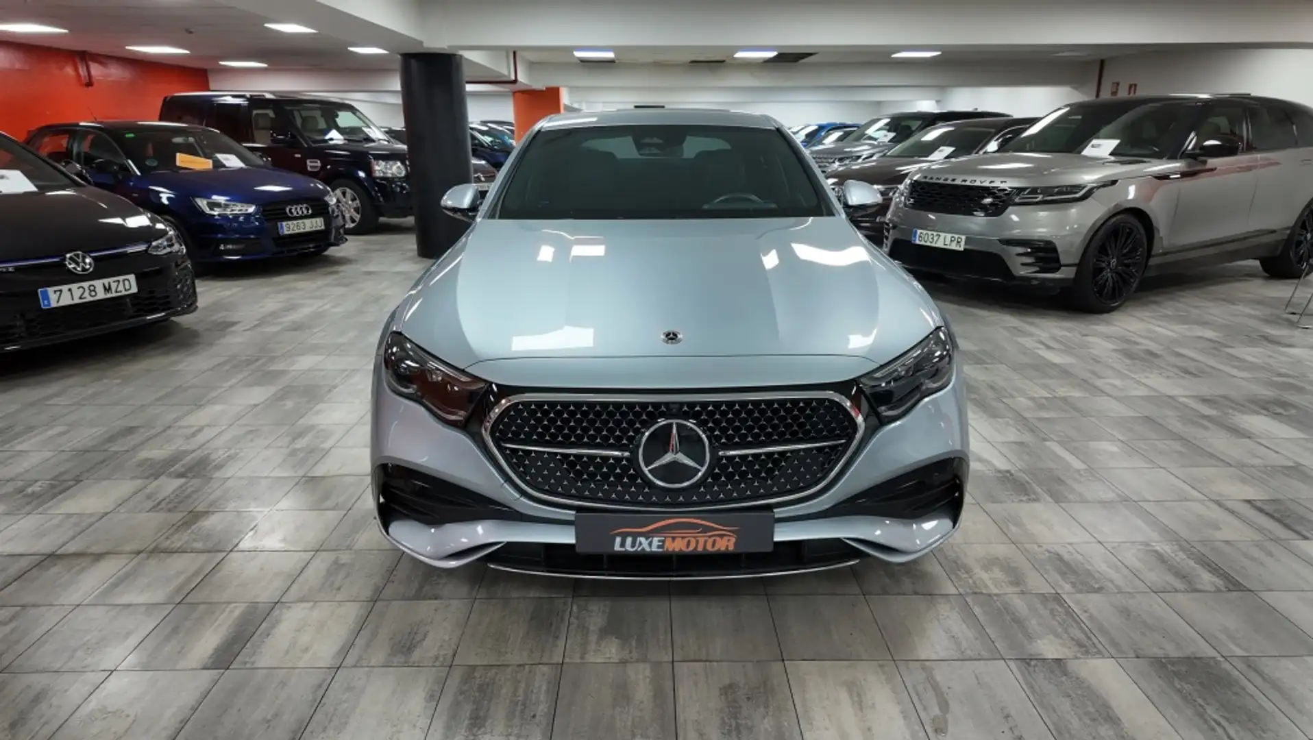 Mercedes-Benz E 300 300de 4Matic 9G-Tronic Stříbrná - 2