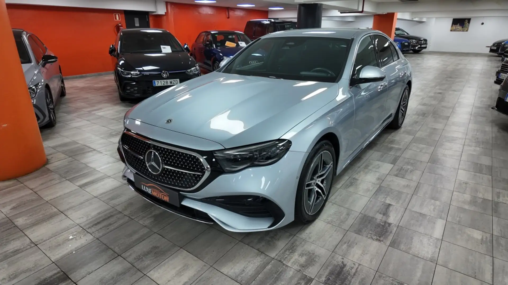 Mercedes-Benz E 300 300de 4Matic 9G-Tronic Stříbrná - 1
