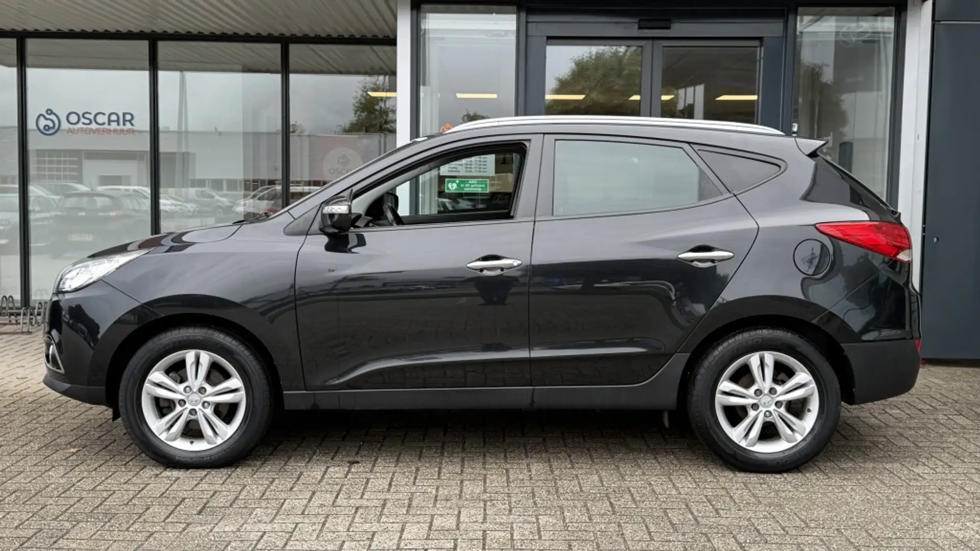 Hyundai iX35 2.0i Business Ed. | Navi | Climate | Cruise Zwart - 2