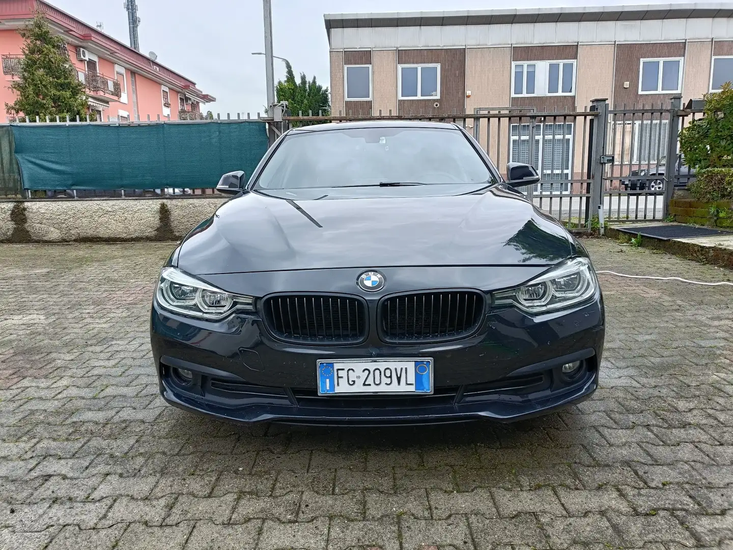 BMW 318 318d Business Advantage auto Noir - 1