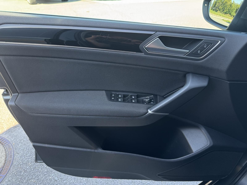 Volkswagen Touran Highline 2.0 TDI DSG Panorama LED — photo 11