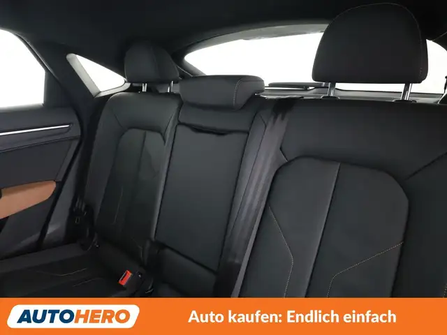 Audi Q3 view 14