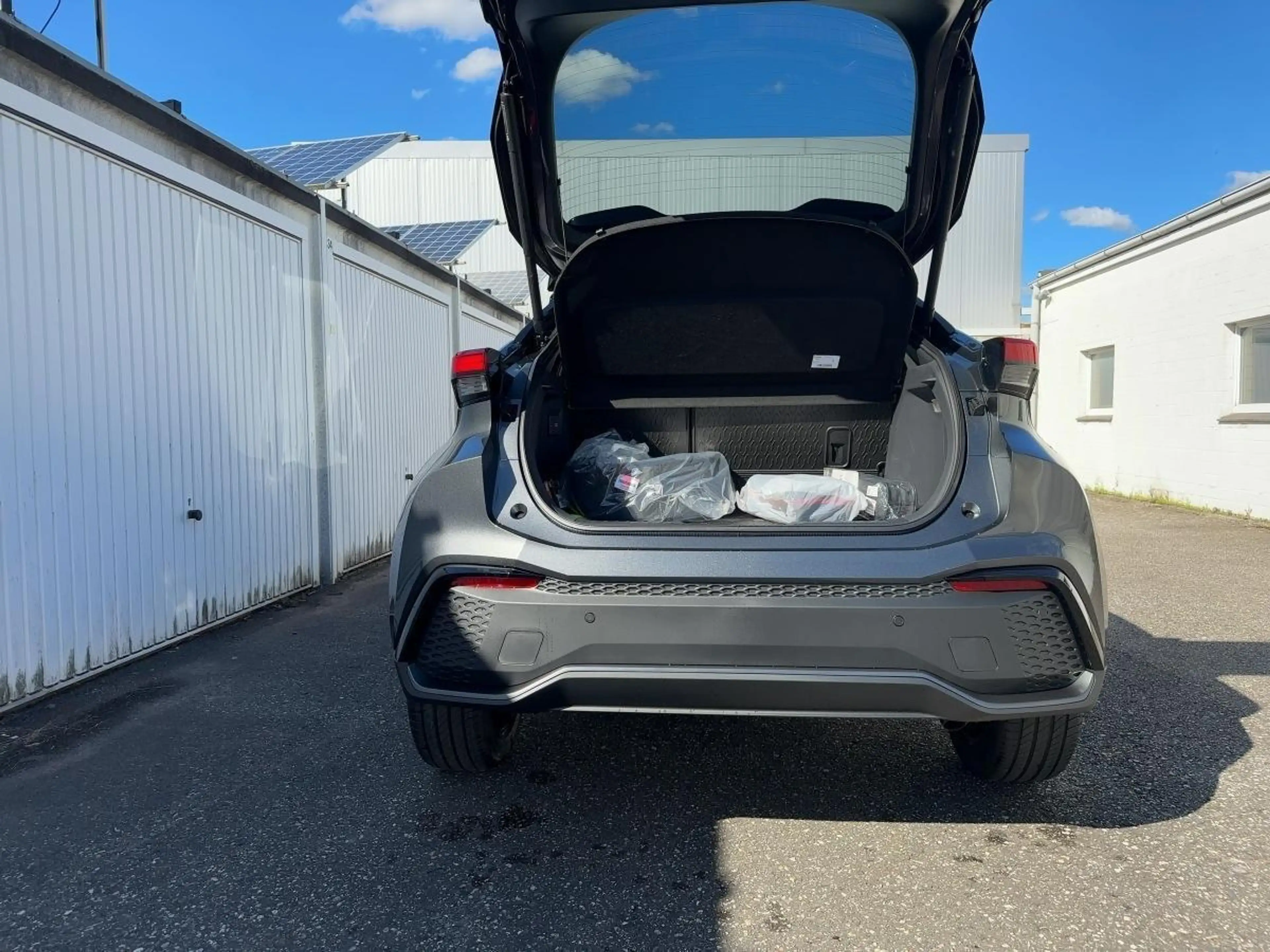 Toyota C-HR - 2,0 l Plugin 4x2 GR SPORT CVT ABS ESP SERVO — photo 12