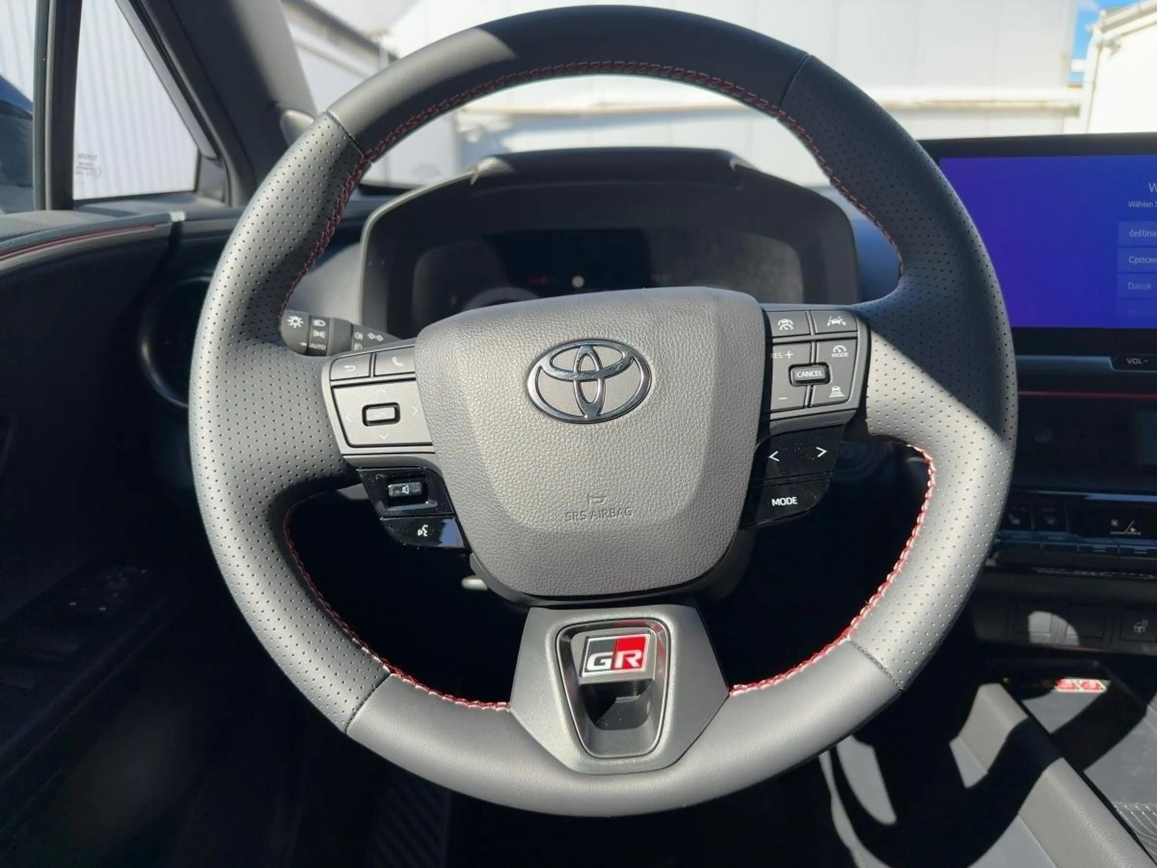 Toyota C-HR - 2,0 l Plugin 4x2 GR SPORT CVT ABS ESP SERVO — photo 8