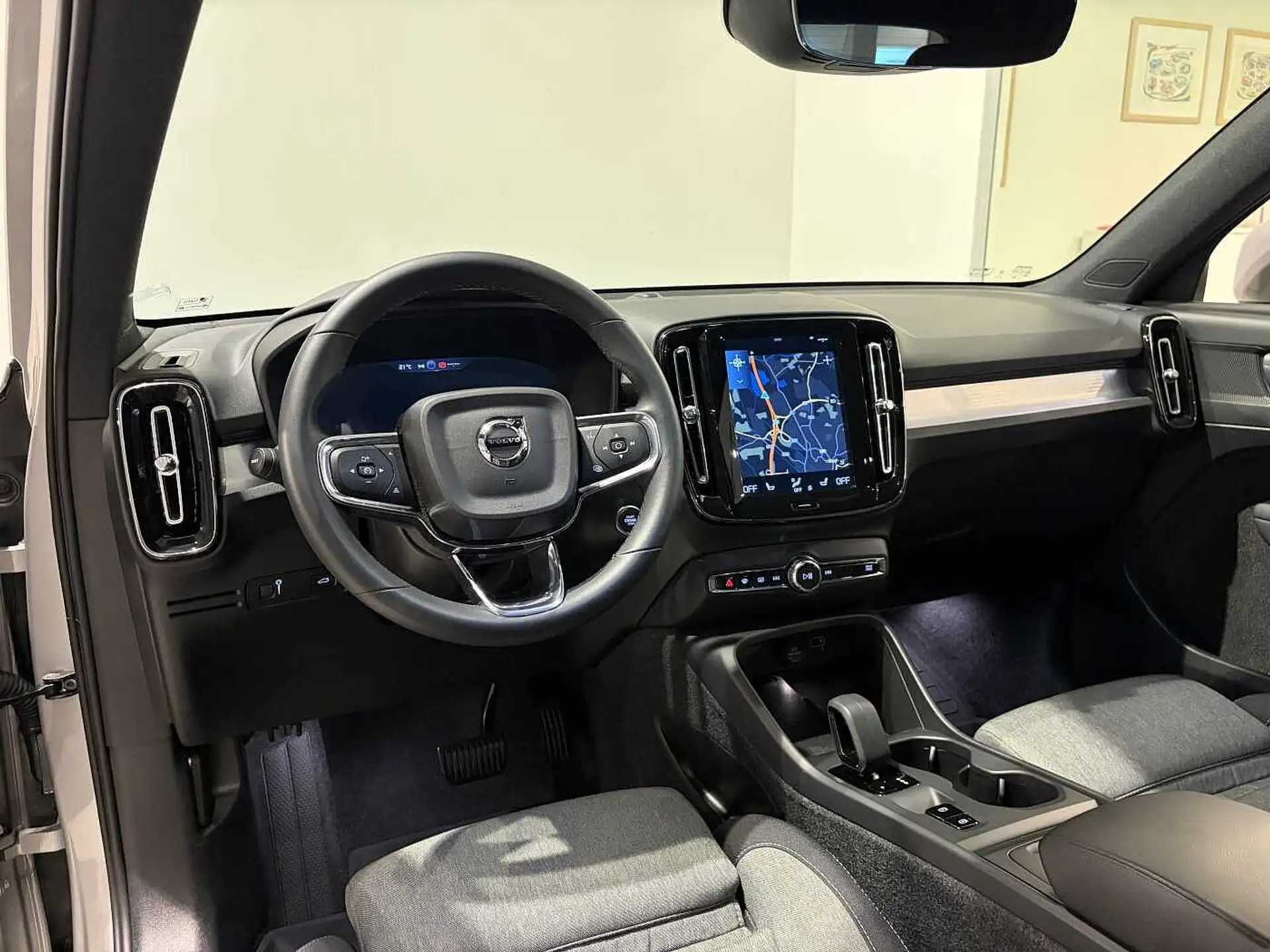 볼보 XC40 T2 2024 은색 사진 6