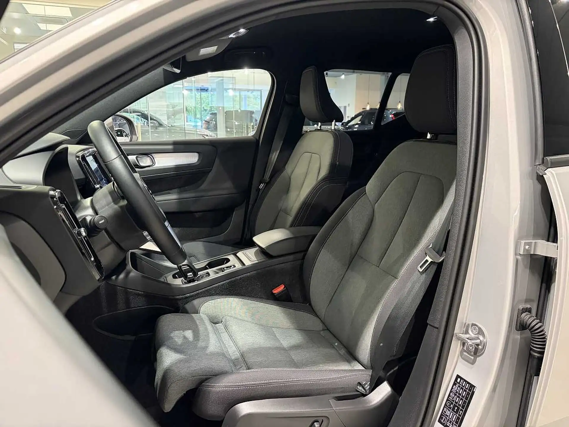 볼보 XC40 T2 2024 은색 사진 7
