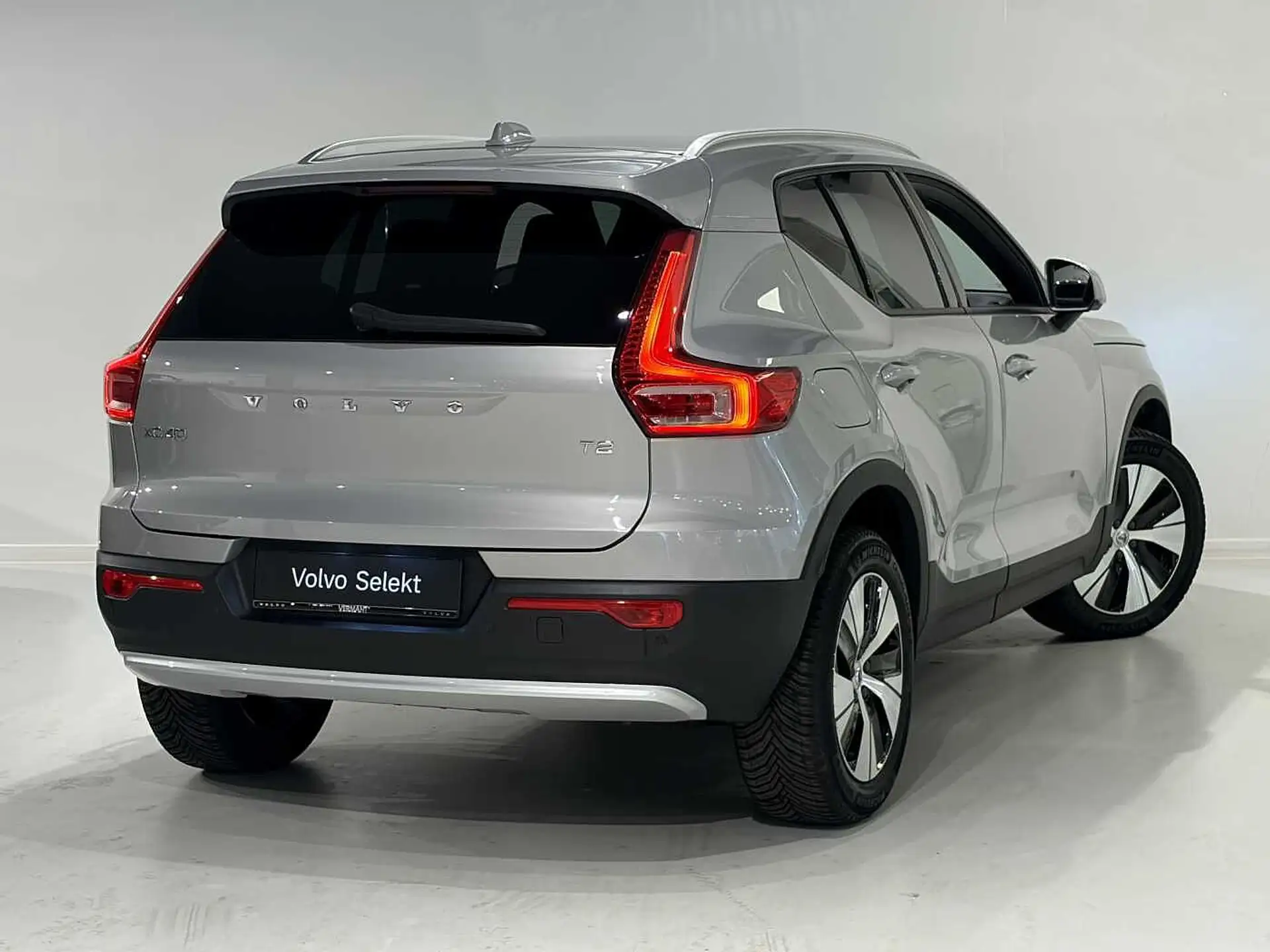 볼보 XC40 T2 2024 은색 사진 2