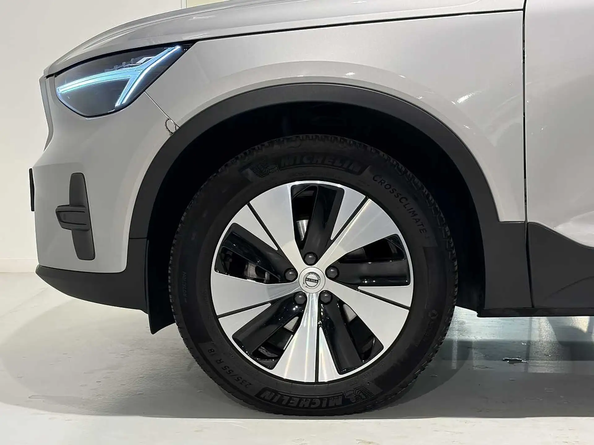 볼보 XC40 T2 2024 은색 사진 3
