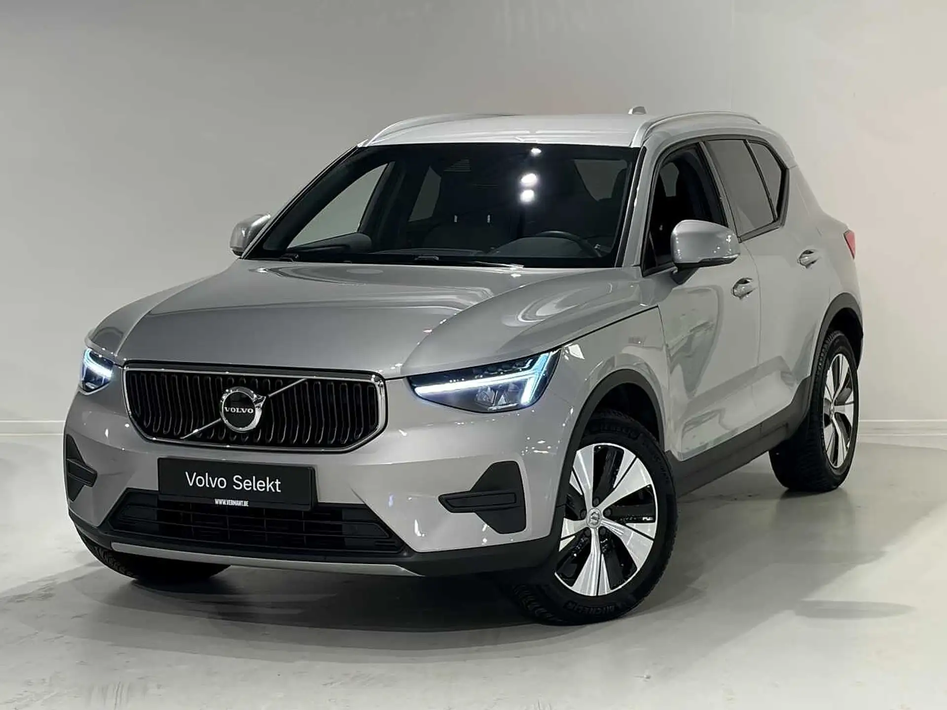 볼보 XC40 T2 2024 은색 사진 1