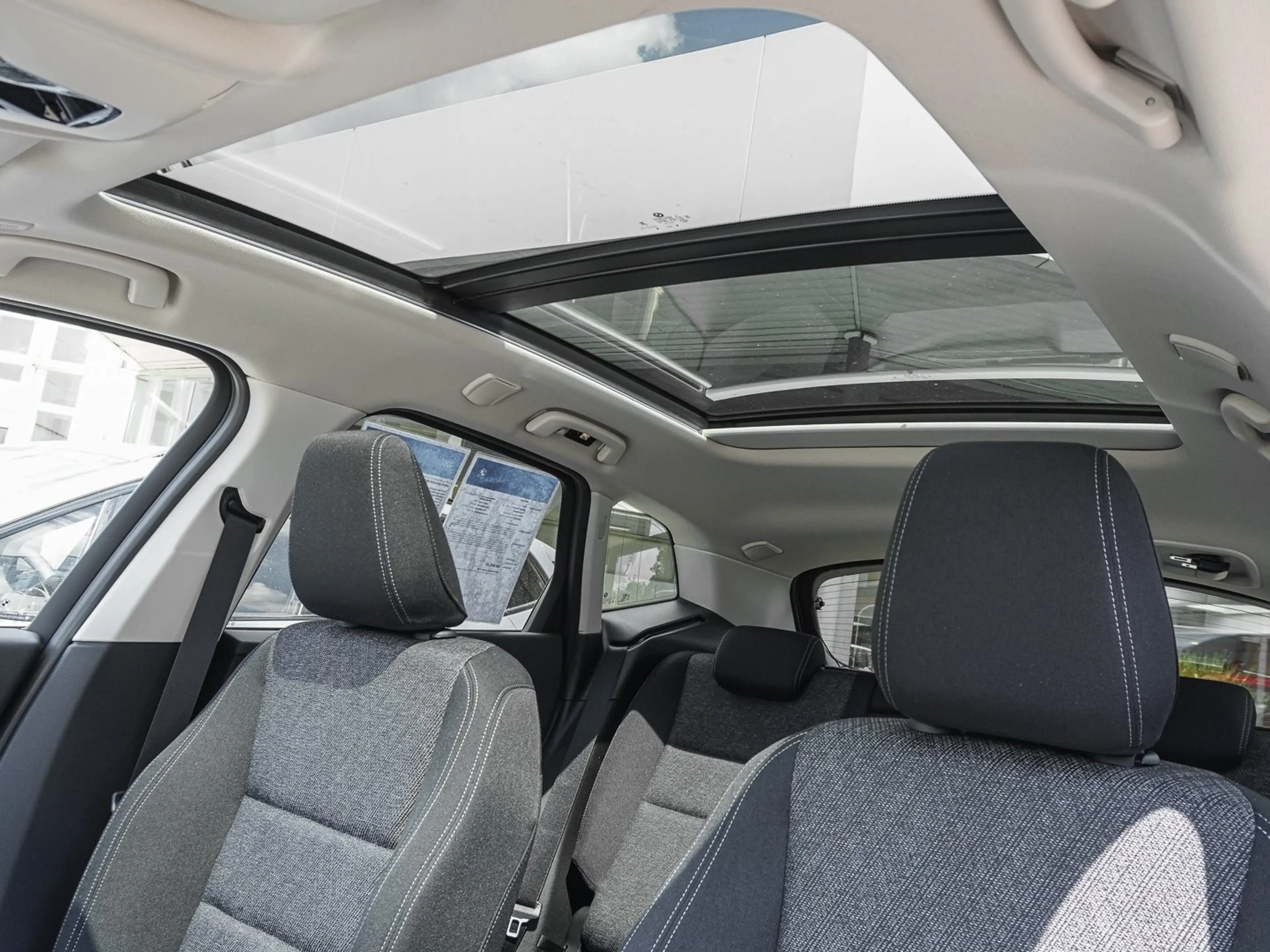 BMW 220 i Active Tourer PANO ACC RFK NAVI LED DAB LM — photo 4
