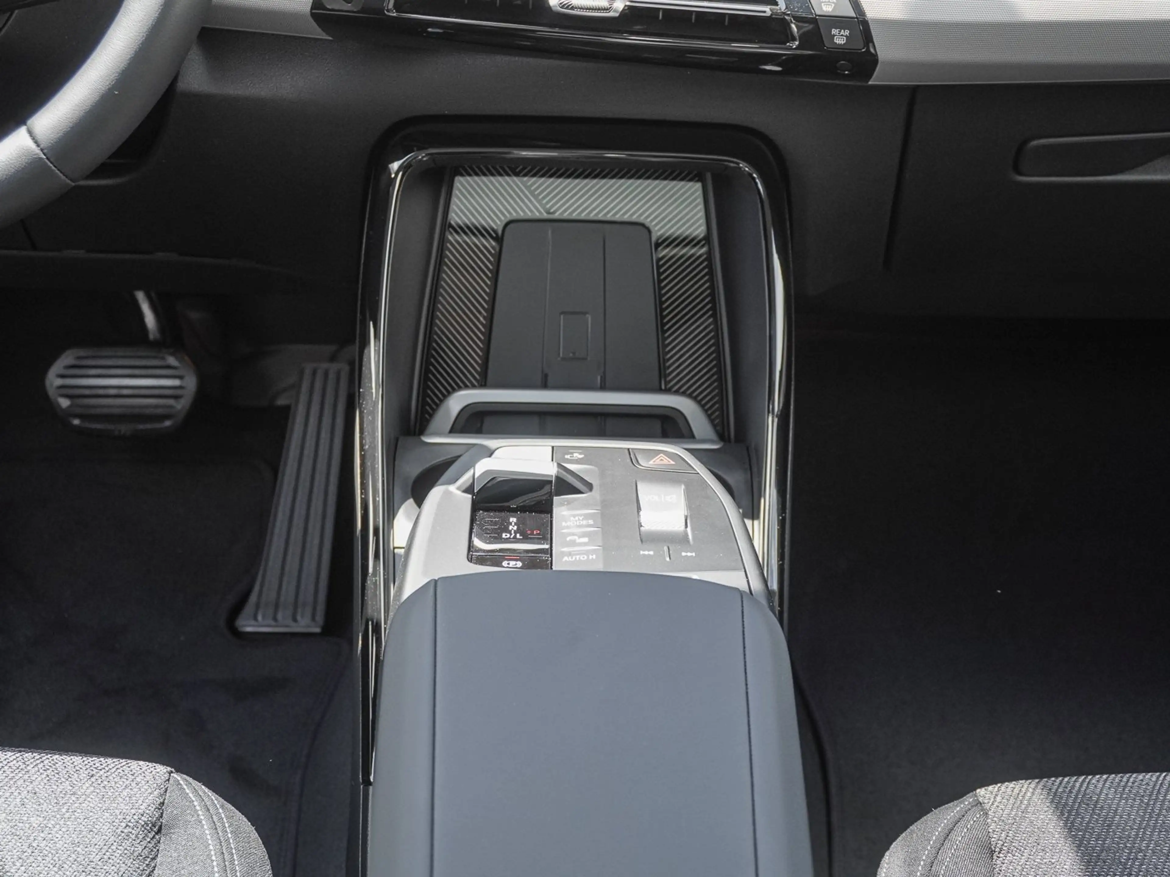 BMW 220 i Active Tourer PANO ACC RFK NAVI LED DAB LM — photo 11