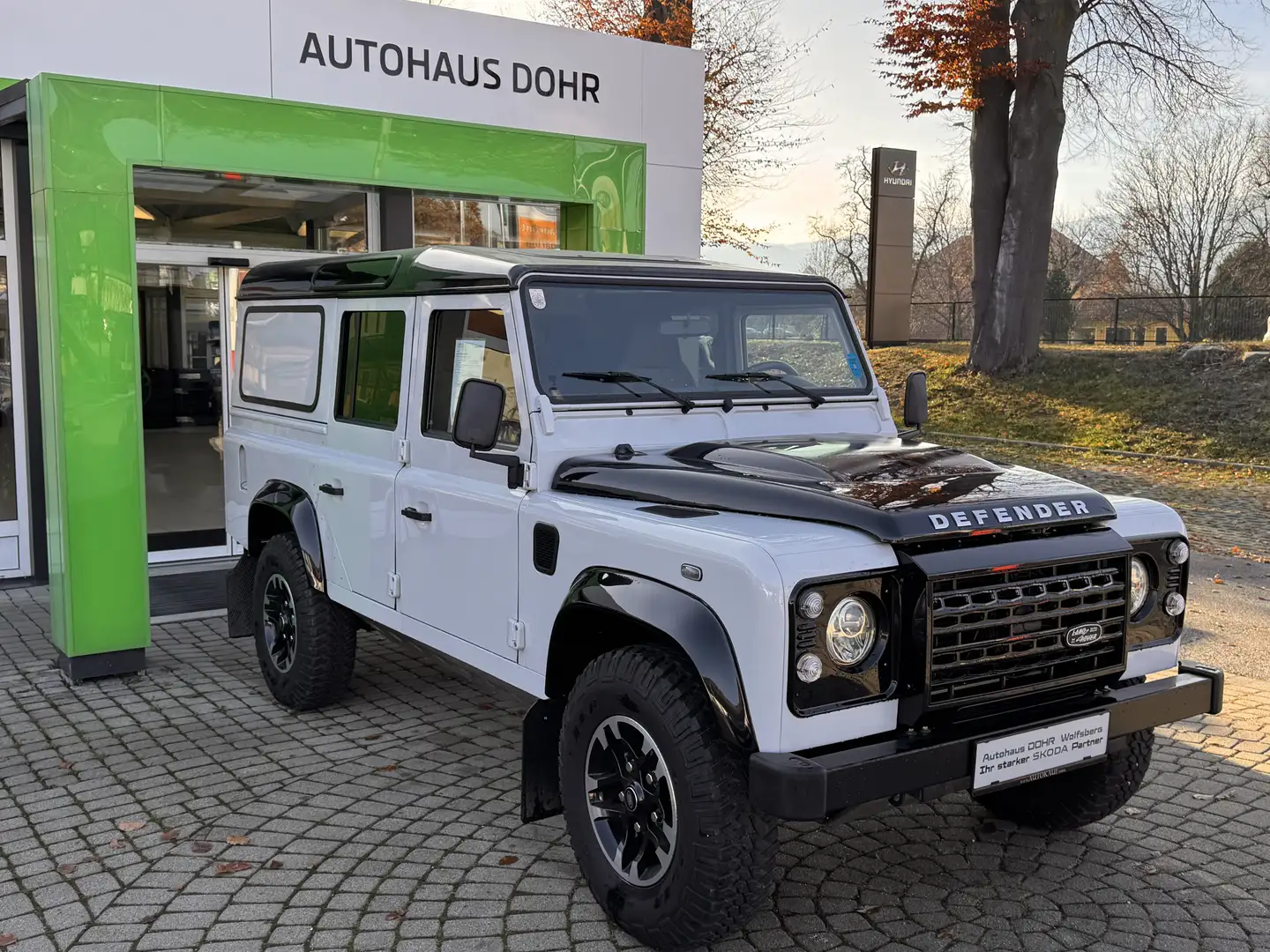 Land Rover Defender 110 E Station Wagon Adventure 2,2 - 1of 35 Weiß - 1