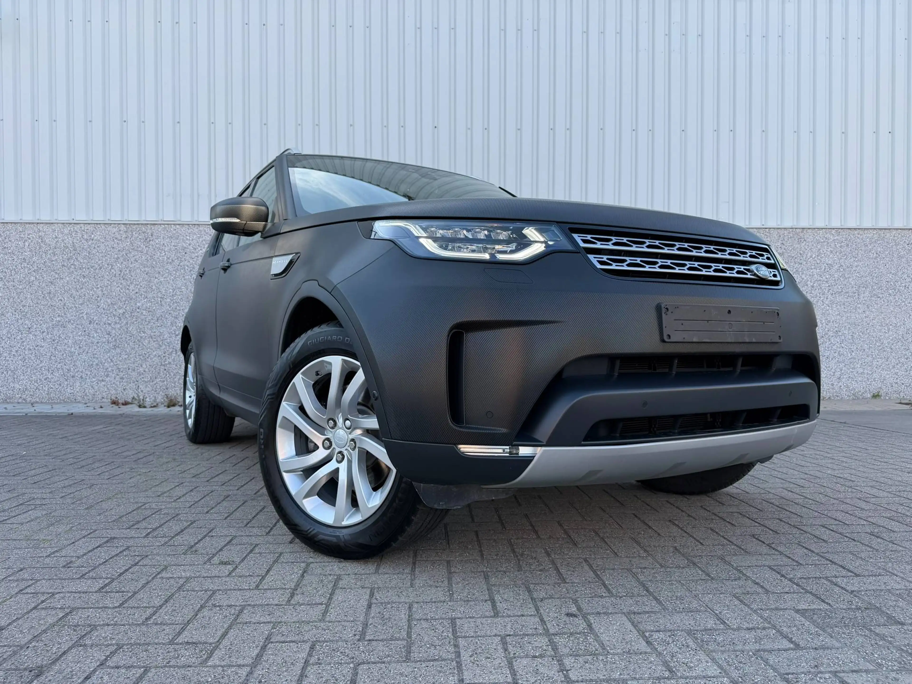 Land Rover Discovery ENKEL VERKOOP AAN HANDELAAR - 3000kg TREKKRACHT /PANO / TREKHAAK / PERFECTE STAAT / CARBON BLACK — photo 4