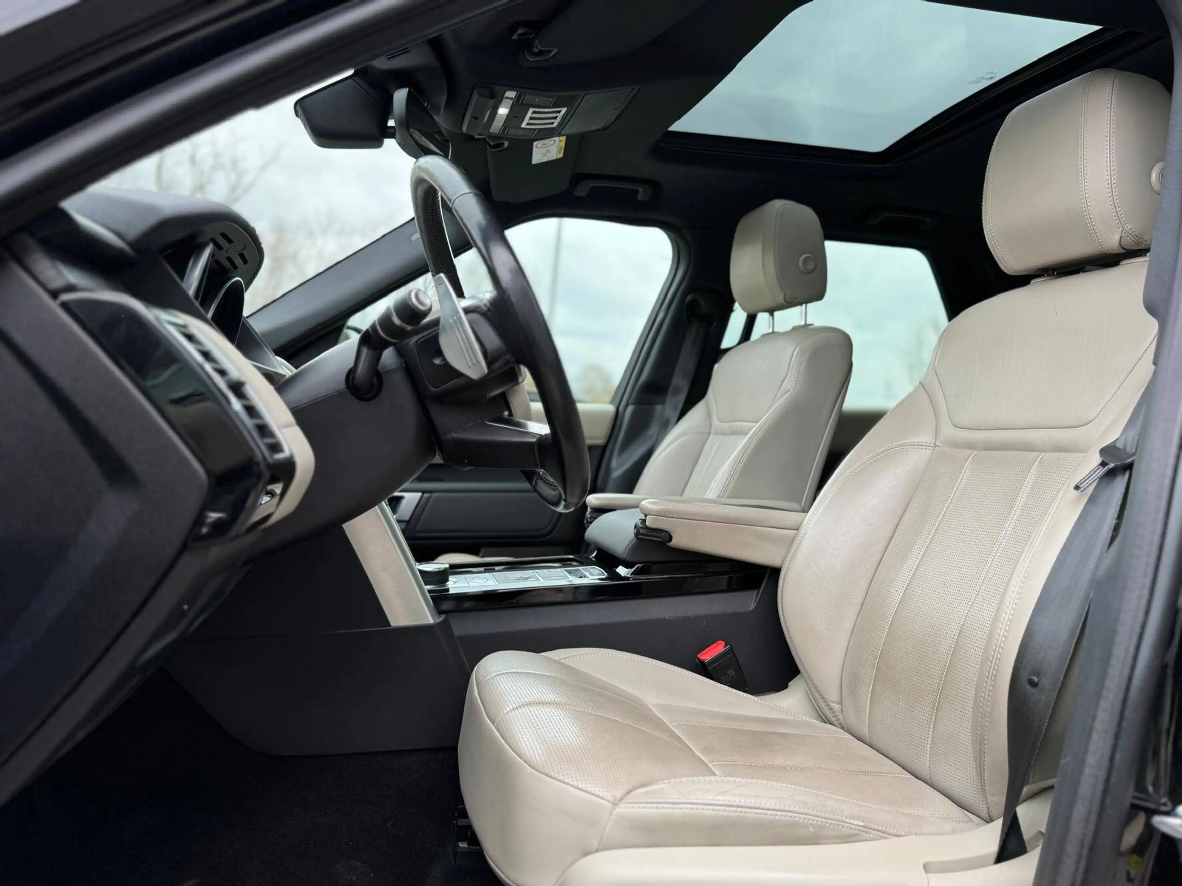Land Rover Discovery ENKEL VERKOOP AAN HANDELAAR - 3000kg TREKKRACHT /PANO / TREKHAAK / PERFECTE STAAT / CARBON BLACK — photo 11