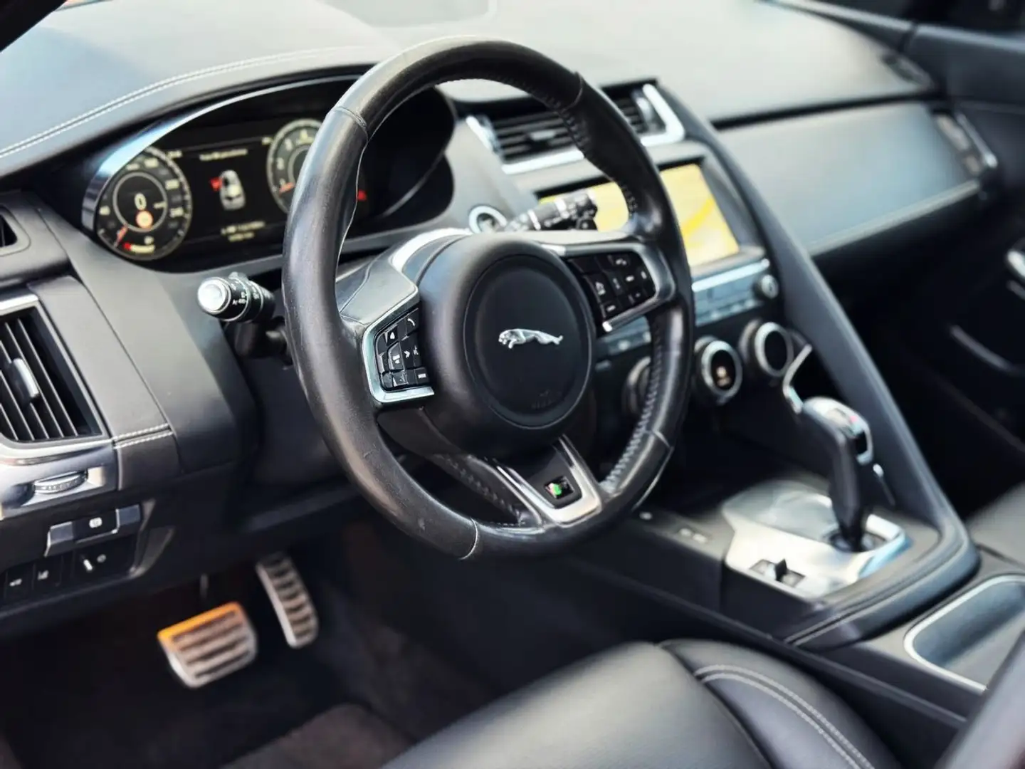 Jaguar E-Pace 2.0 I4 R-Dynamic HSE AWD Aut. 249 - 2