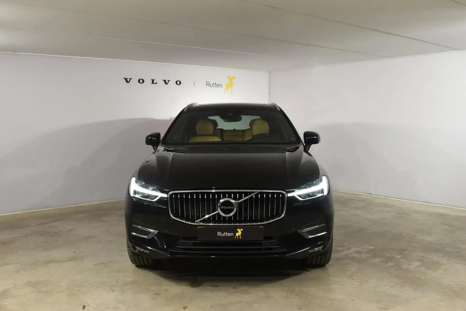 Volvo XC60 T5 250PK AWD Inscription / Navigatie / Cruise Cont Zwart - 2