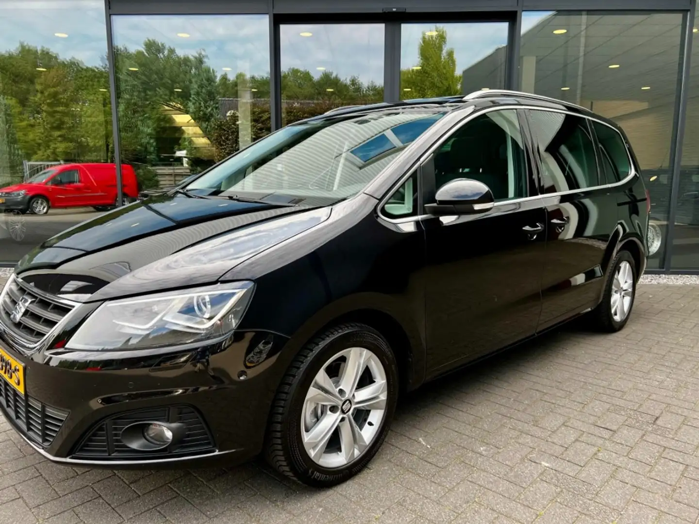 SEAT Alhambra 1.4 TSI 150pk Intense 7-Pers,Pano,Xenon,Clima,Crui Zwart - 2