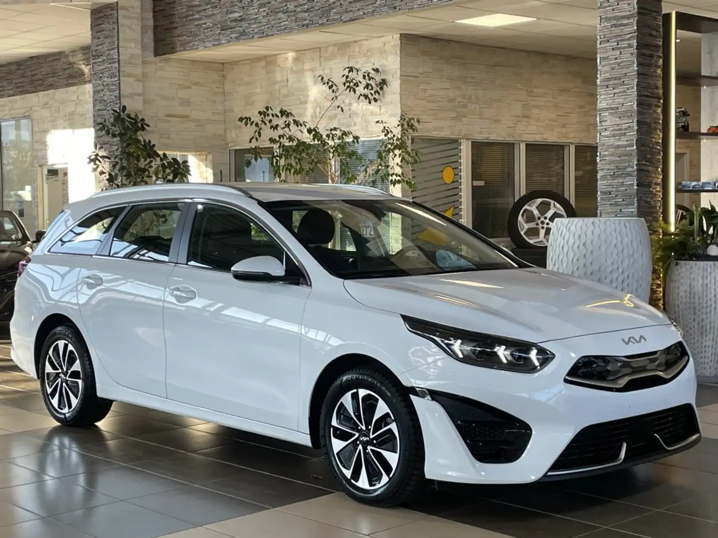 Kia Ceed / cee'd Hybrid Vision Bi-LED R.Cam PDC SHZ DAB White - 1