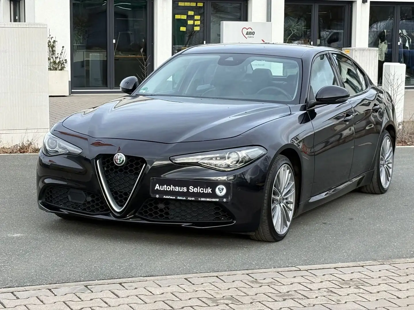 Alfa Romeo Giulia Super 2.0 Turbo *Navi*Harman-Kardon*SHZ* Schwarz - 2