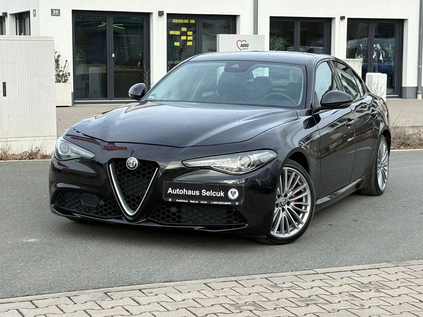 Alfa Romeo Giulia Super 2.0 Turbo *Navi*Harman-Kardon*SHZ* Schwarz - 1